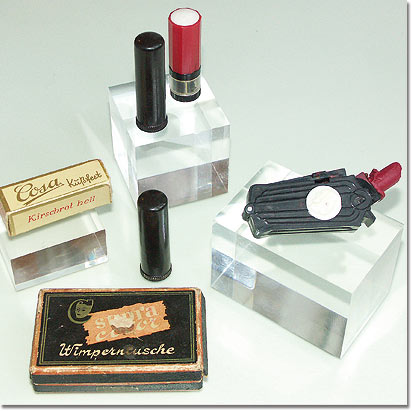 Klapp-Lippenstift und schwarze Wimperntusche als Stein