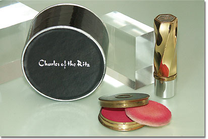 Handblended Facepowder Box aus schwarz lackierter Pappe und kleine Rougedose aus Metall